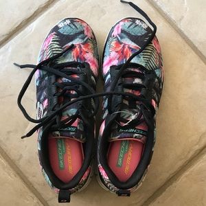 ✨Practically New Skechers Memory Foam Sneakers!✨